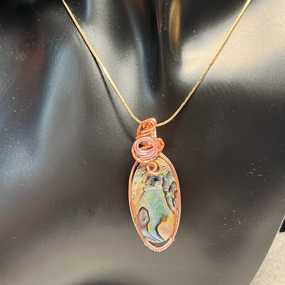 🌸💖💗Pretty handcrafted wrapped abalone shell pendant
